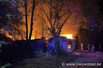 Zware brand legt voormalige horecazaak in de as in Munkzwalm - Het Nieuwsblad