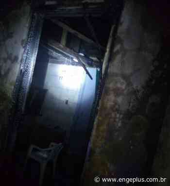 Incêndio destrói veículo e atinge residência em Imbituba - Engeplus