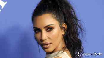 Badespaß: Kim Kardashian zeigt sich ganz mutig auf dem Wakeboard - VIP.de, Star News