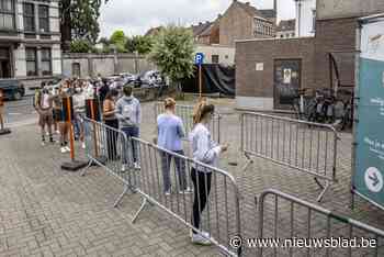 Vooral jonge mensen in de rij voor vaccin zonder afspraak: “Zelf ben ik niet bang voor corona, maar ik wil mijn ouders beschermen”
