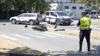 Modena. Auto contro moto nel solito incrocio con via Newton - La Gazzetta di Modena
