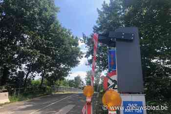 Hoge slagboom ook meteen aan diggelen gereden