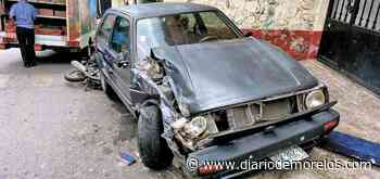 Esquiva ruta a menor, pero se impacta con autos estacionados en Cuernavaca - Diario de Morelos