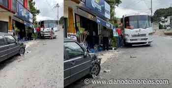 Ruta impacta a auto y moto en la Lagunilla, Cuernavaca - Diario de Morelos