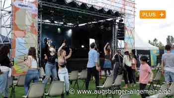 Hunderte junge Menschen feiern beim Modular-Festle