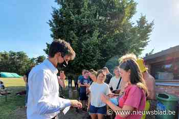 Minister van Jeugd Dalle geeft ‘Chapeau’ aan kampleiding