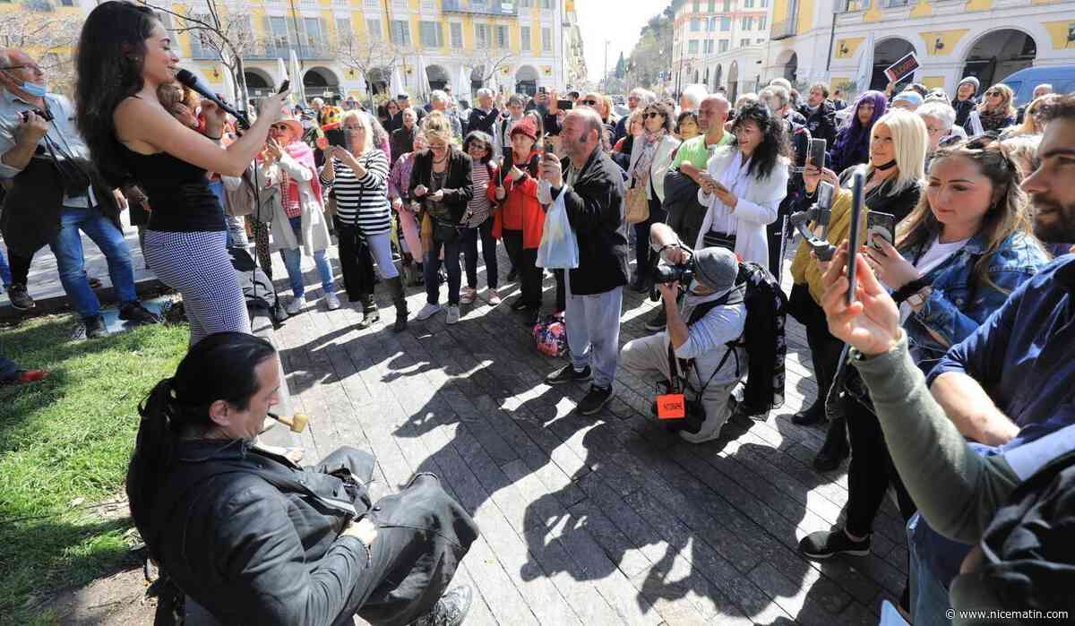 Francis Lalanne compare le vaccin anti-Covid à un "crime contre l'humanité", Twitter suspend son compte