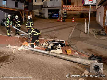 Auto reißt Ampelmast um