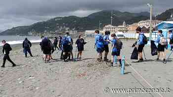 Genova Cleaner pulisce la spiaggia di Voltri: fra i rifiuti un mare di mascherine - Primocanale
