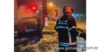 IMBITUBA: Carro com quatro ocupantes pega fogo após sair da pista e bater em poste - Portal AHora