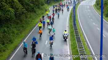 Radler demonstrieren auf der B17 in Augsburg für bessere Klimapolitik