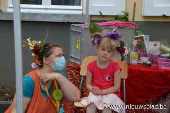 Kinderen laten zich optutten met feestkapsels op Vlaamse feestdag