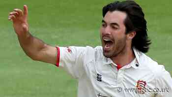 County Championship: Essex dismiss Derbyshire cheaply as they seek vital win
