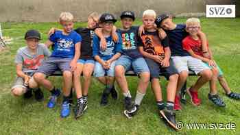 Ferienangebote in der Region Parchim: Kinder wandern durch den Slater Kirchwald und paddeln auf der Elde | svz.de - svz.de