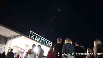 Endlich wieder feiern: Modellprojekt für Clubs angelaufen - Süddeutsche Zeitung