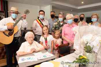 Elza blaast 102 kaarsjes uit