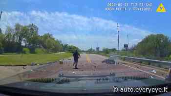 Motociclista si fa beffe della polizia e sfugge al fermo, ma la corsa finisce in tragedia - Everyeye Auto