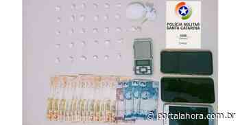 Polícia Militar estoura ponto de tráfico de drogas no Centro de Imbituba; casal suspeito e usuário são presos - Portal AHora