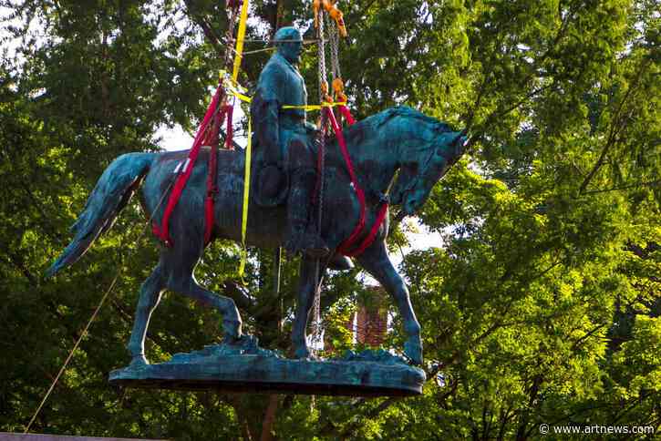 Charlottesville Removes Robert E. Lee Statue That Incited Violent Protest