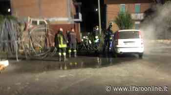 Ardea, danno fuoco all'auto del Comune: distrutti anche i motocicli dei vigili - Il Faro online