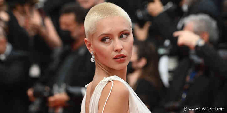 Iris Law Looks Amazing In White With Her Shaved Hair During 'French Dispatch' Premiere