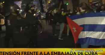 Tensión frente a la embajada de Cuba en Buenos Aires entre exiliados cubanos y militantes de izquierda - Clarín