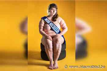 Sylvia Konior wint fotowedstrijd met zelfportret als Miss Michelin: “Met dank aan visdraad”
