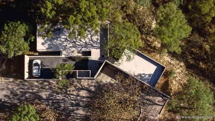 René Pérez Gómez designs concrete retreat in Mexican forest