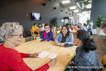 Anderstaligen praten bij in het praatpunt