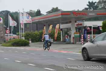 Moordstrookjes rood aan oversteekplaatsen.