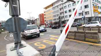 Unfall an Gänstorbrücke: Verursacher will flüchten und verletzt Polizisten - Augsburger Allgemeine