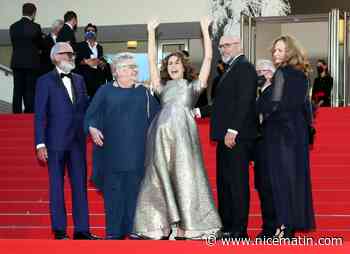 Isabelle Huppert, Arnaud Desplechin, Bruno Podalydès, Valérie Lemercier ... Le tapis rouge du film "Aline"