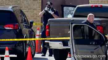 2 officers shot while trying to apprehend murder suspect