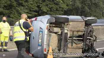 Modena, in A1 auto sbanda e si rovescia: bambine ferite. Il traffico va in tilt - La Gazzetta di Modena