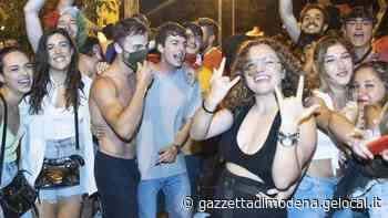 Sorrisi e tricolori in Largo Garibaldi e nei caroselli - Gazzetta di Modena