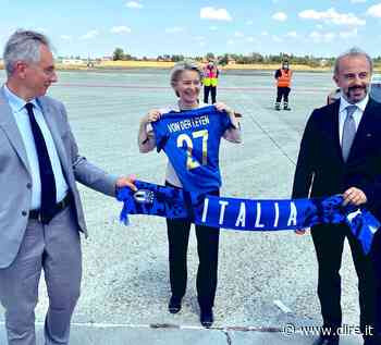 Ursula von der Leyen a Modena con la divisa dell'Italia: "Forza azzurri" - Dire
