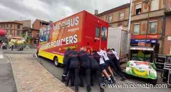 Le "Vaccibus" des pompiers se fait remarquer sur le Tour de France
