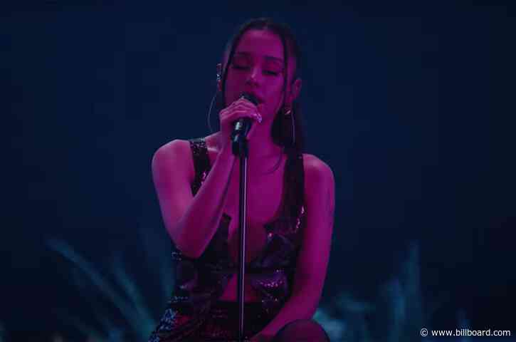 Ariana Grande Sings Astonishing Whistle Tones In ‘My Hair’ Live Performance Video
