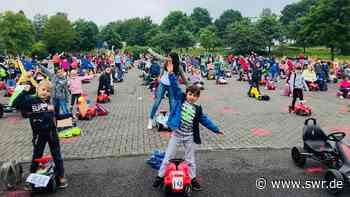 382 Bobby-Cars im Hunsrück - Weltrekord-Lesung auf Bobby Cars in Morbach - SWR