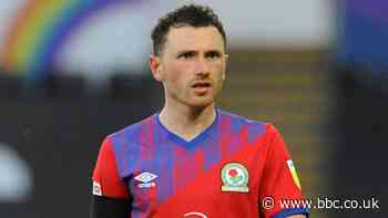 Corry Evans: Sunderland set to sign Northern Ireland midfielder