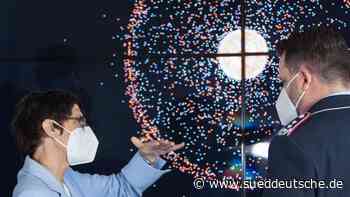 Kramp-Karrenbauer stellt Weltraumkommando in Dienst - Süddeutsche Zeitung