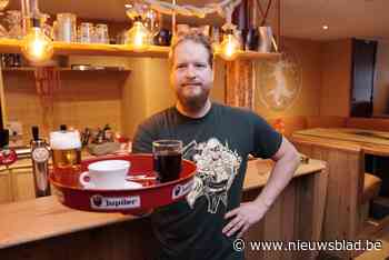 “Iedereen uit de zorg trakteer ik”: cafébaas Niels heeft eigen manier om hulpverleners bedanken