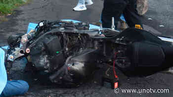 Fuerte video: accidente en la México-Cuernavaca deja a motociclista colgado de camioneta - Uno TV Noticias