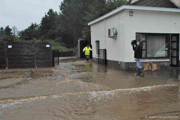Beek wordt rivier van 10 meter breedte en zet dorpscentrum onder water