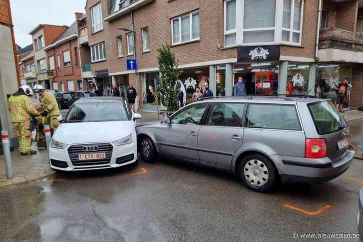 Auto’s botsen op kruispunt: bestuurster gewond