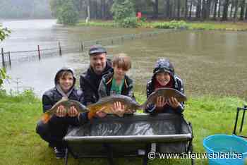 Het enige jeugdkamp waar ze blij zijn met regen, want de vissen bijten nu goed