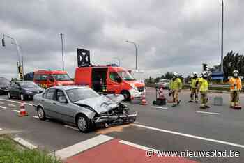 Auto’s botsen tegen elkaar op afrittencomplex