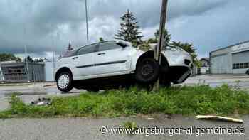 Spektakulärer Unfall in Neu-Ulm: Auto bleibt am Baum stecken