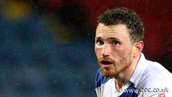 Corry Evans: Sunderland sign Northern Ireland midfielder after Blackburn Rovers release
