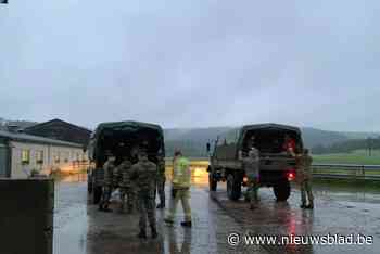 Legertrucks evacueren Chiro Nelto uit ondergelopen Rochefort